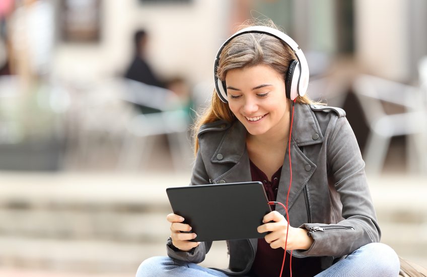 Una chica visualiza un vídeo en su tablet