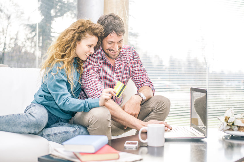 Pareja realiza una compra online con el sistema BNPL