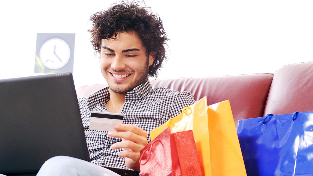 Hombre realizando compras en una tienda online con su portátil