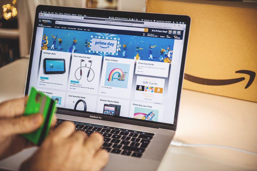 Un usuario realiza un pedido durante el Amazon Prime Day