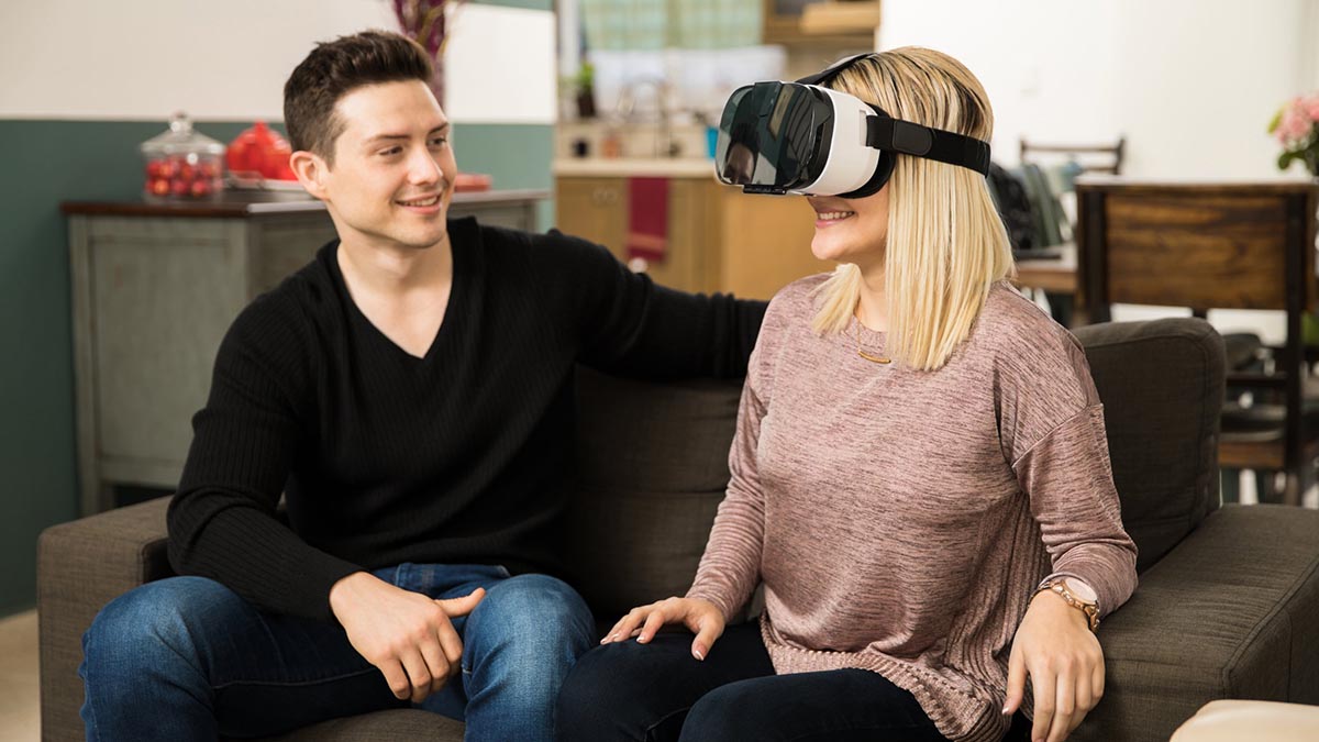 Una pareja de la Generación Z prueba experiencias en la Web3 con gafas de realidad virtual
