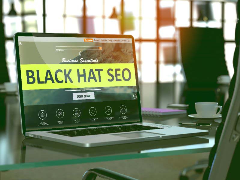 Ordenador que muestra en la pantalla el concepto Black Hat SEO