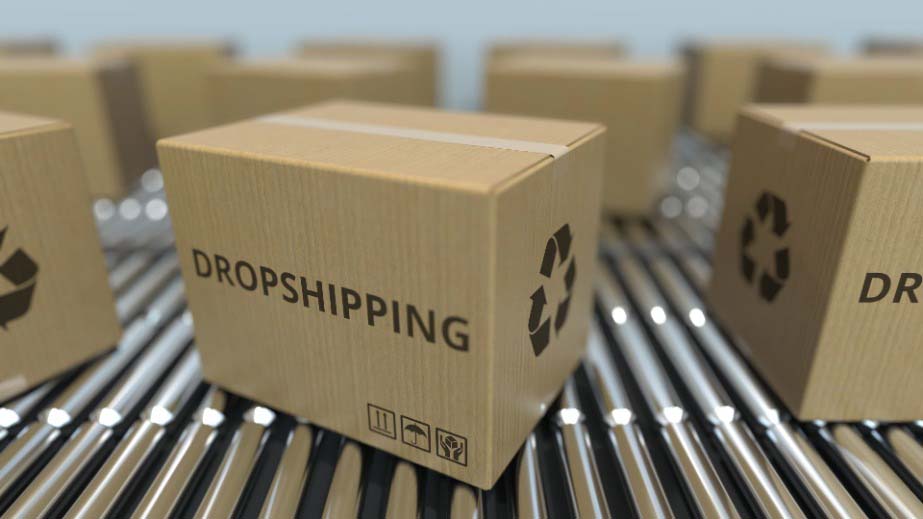 Cajas de cartón con la palabra Dropshipping sobreimpresionada
