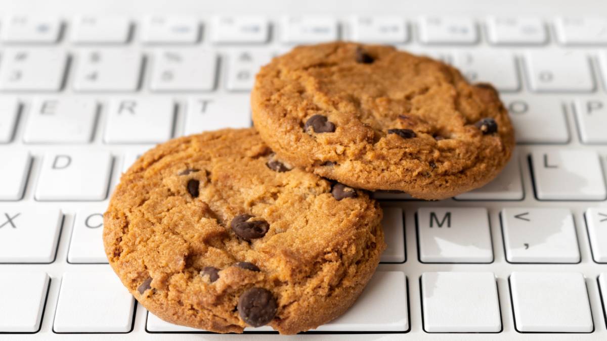 Galletas sobre teclado, representación de las cookies cuya gestión publicitaria se facilita con Google Consent Mode