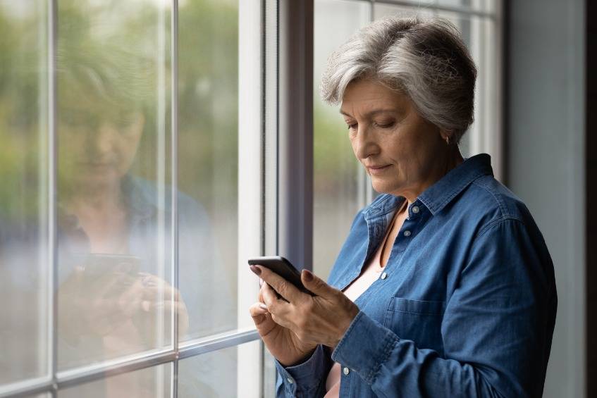 Una usuaria navega con su smartphone, estableciendo sus preferencias de cookies en los sitios web