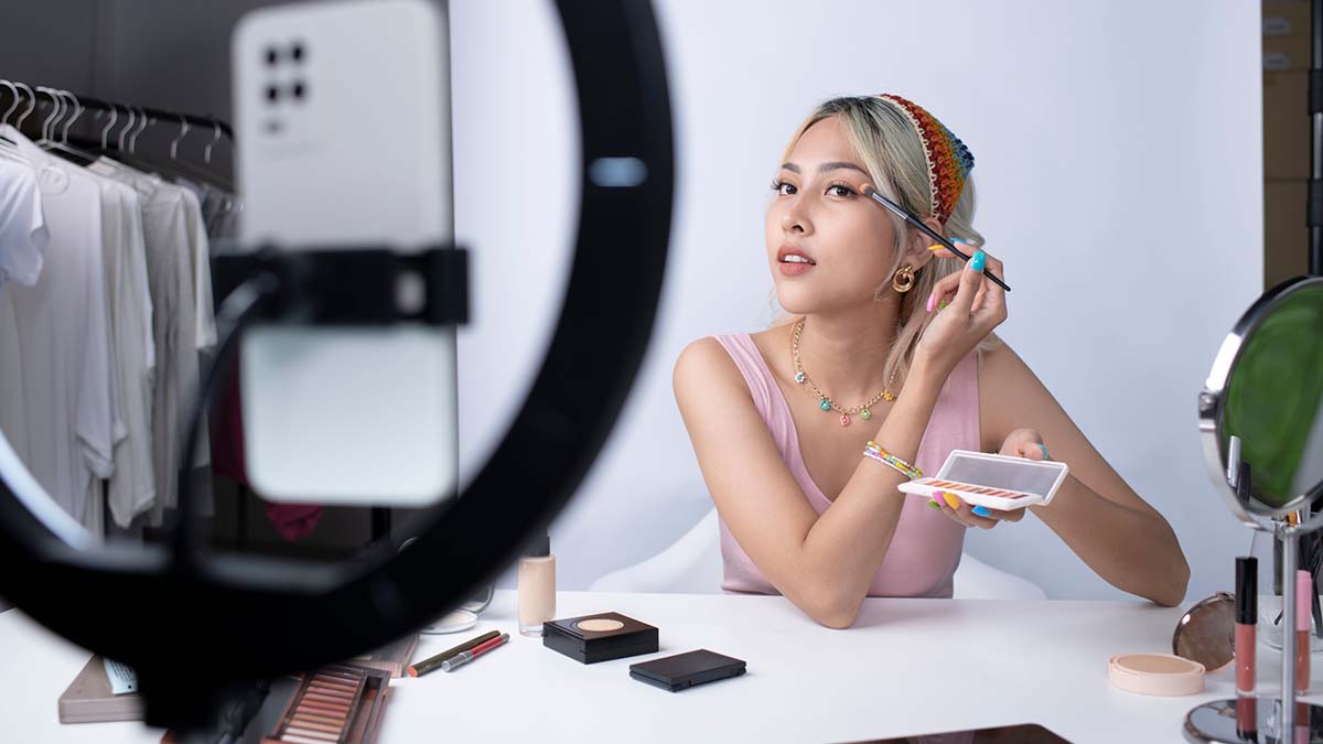 Grabación de contenido en vídeo sobre maquillaje para la comunidad Beauty de TikTok