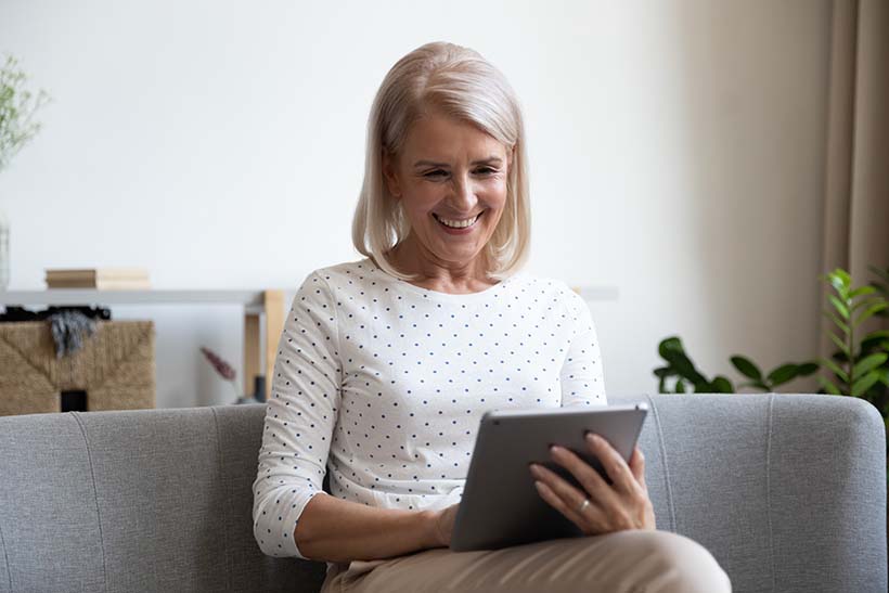 Una mujer realiza una búsqueda con una tablet  